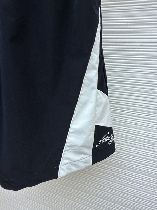 アクネストゥディオズ Acne Studios 刺繍ロゴ入りショートパンツ