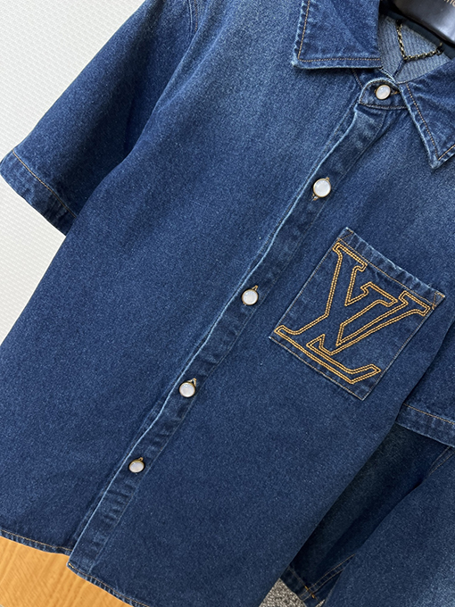 ルイヴィトン クラシックなLVロゴ刺繍入り半袖デニムシャツとショートパンツのセット