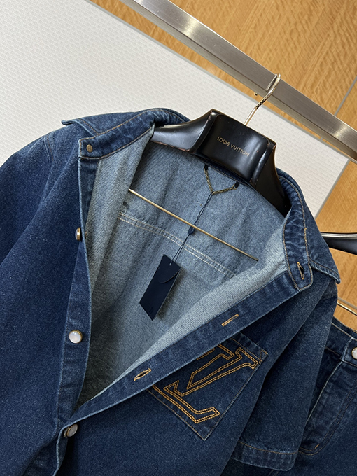 ルイヴィトン クラシックなLVロゴ刺繍入り半袖デニムシャツとショートパンツのセット