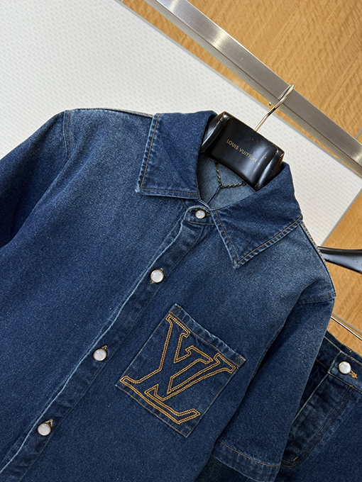 ルイヴィトン クラシックなLVロゴ刺繍入り半袖デニムシャツとショートパンツのセット