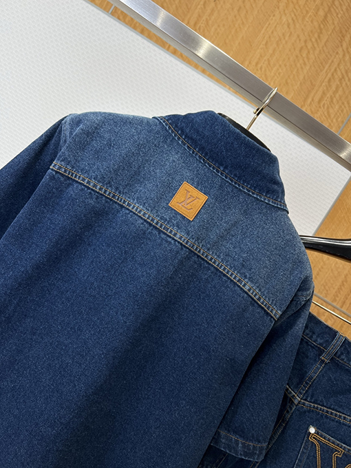 ルイヴィトン クラシックなLVロゴ刺繍入り半袖デニムシャツとショートパンツのセット