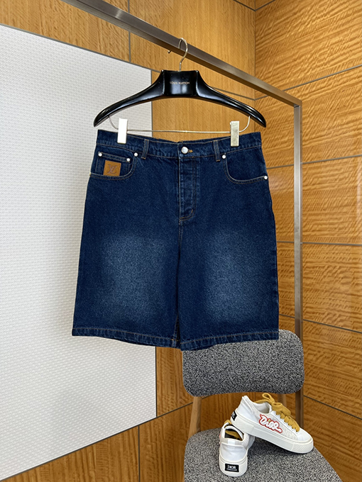 ルイヴィトン クラシックなLVロゴ刺繍入り半袖デニムシャツとショートパンツのセット