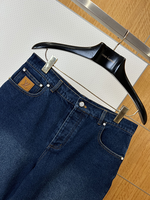 ルイヴィトン クラシックなLVロゴ刺繍入り半袖デニムシャツとショートパンツのセット