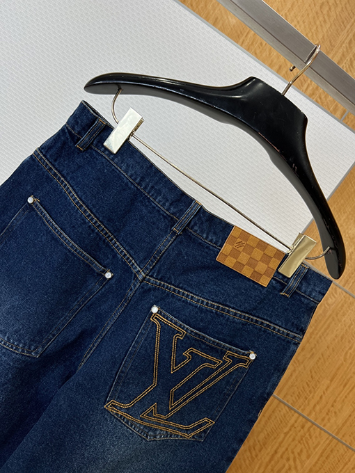 ルイヴィトン クラシックなLVロゴ刺繍入り半袖デニムシャツとショートパンツのセット