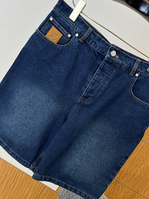 ルイヴィトン クラシックなLVロゴ刺繍入り半袖デニムシャツとショートパンツのセット