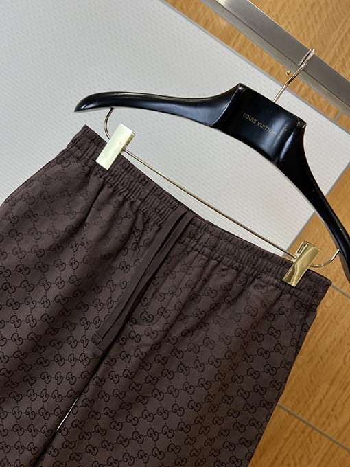 グッチスーパーコピー クラシックなダブルGジャカード柄の半袖シャツとショーツのセット