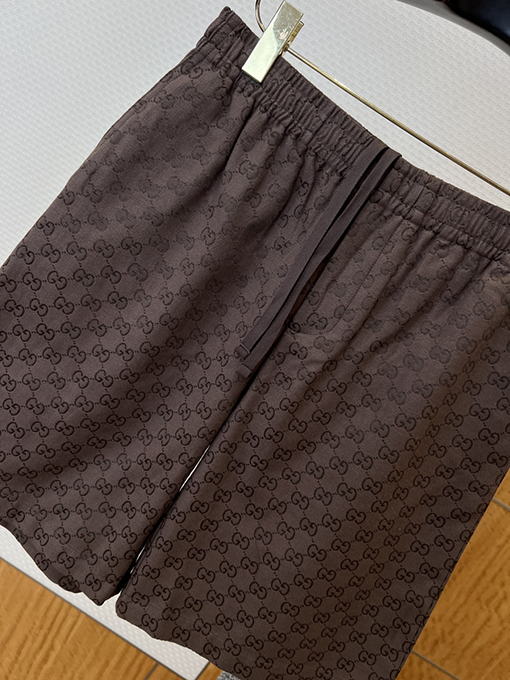 グッチスーパーコピー クラシックなダブルGジャカード柄の半袖シャツとショーツのセット