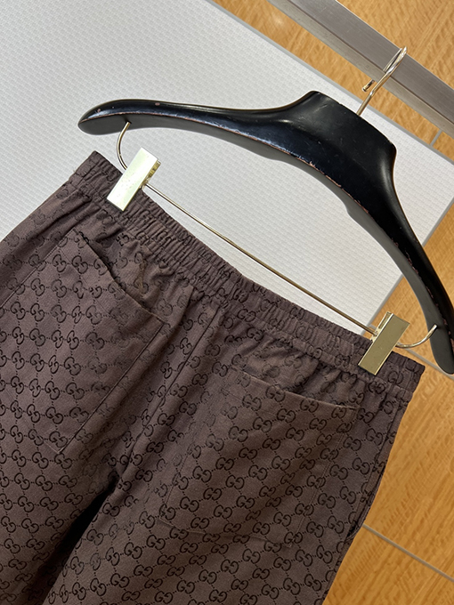 グッチスーパーコピー クラシックなダブルGジャカード柄の半袖シャツとショーツのセット