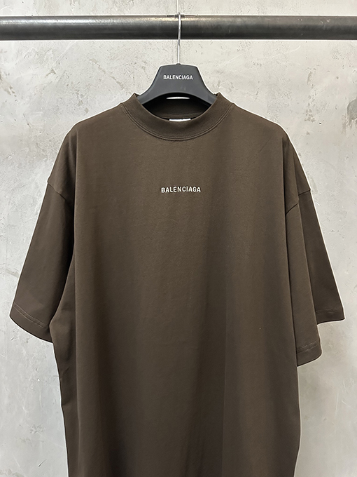 バレンシアガ スーパーコピー色のクラシックロゴ刺繍入り半袖Tシャツ