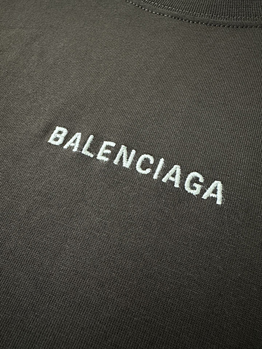 バレンシアガ スーパーコピー色のクラシックロゴ刺繍入り半袖Tシャツ