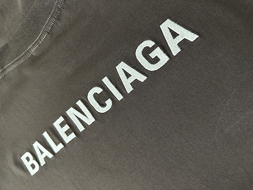 バレンシアガ スーパーコピー色のクラシックロゴ刺繍入り半袖Tシャツ
