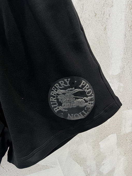 バーバリーコピー BURBERRY ウォーホース柄のカジュアルショーツ