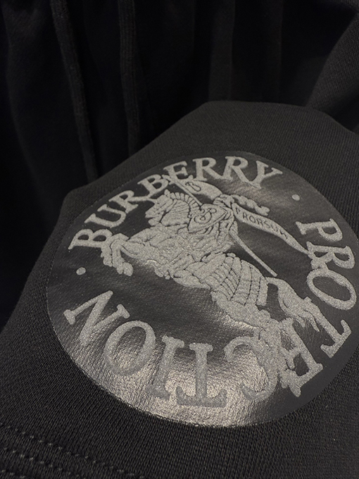 バーバリーコピー BURBERRY ウォーホース柄のカジュアルショーツ