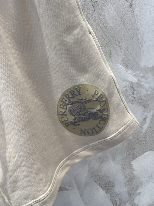 バーバリーコピー BURBERRY ウォーホース柄のカジュアルショーツ