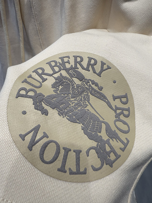 バーバリーコピー BURBERRY ウォーホース柄のカジュアルショーツ