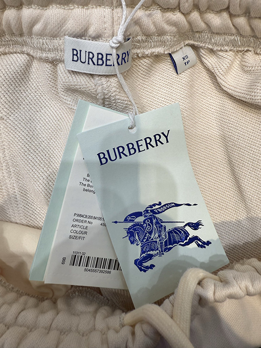 バーバリーコピー BURBERRY ウォーホース柄のカジュアルショーツ