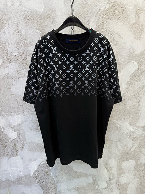 ルイヴィトン クラシックなグラデーションモノグラムロゴの半袖Tシャツ