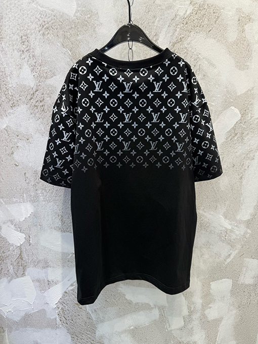 ルイヴィトン クラシックなグラデーションモノグラムロゴの半袖Tシャツ