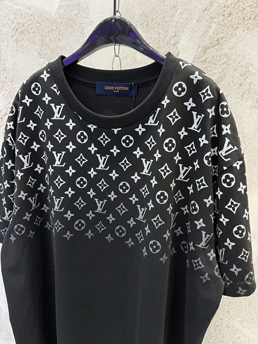 ルイヴィトン クラシックなグラデーションモノグラムロゴの半袖Tシャツ