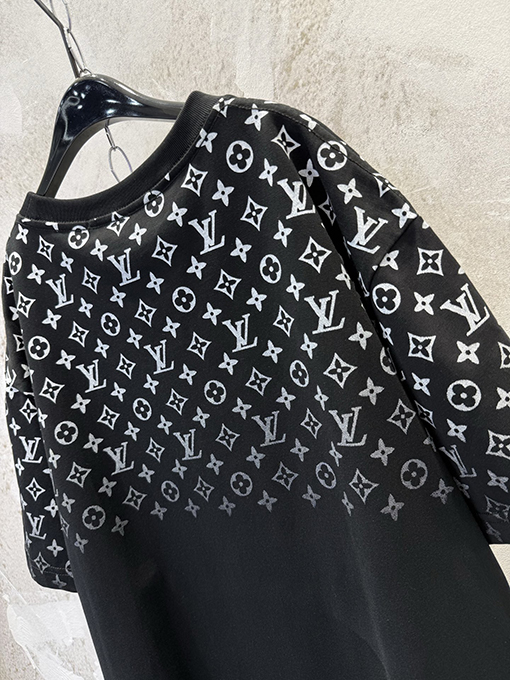 ルイヴィトン クラシックなグラデーションモノグラムロゴの半袖Tシャツ