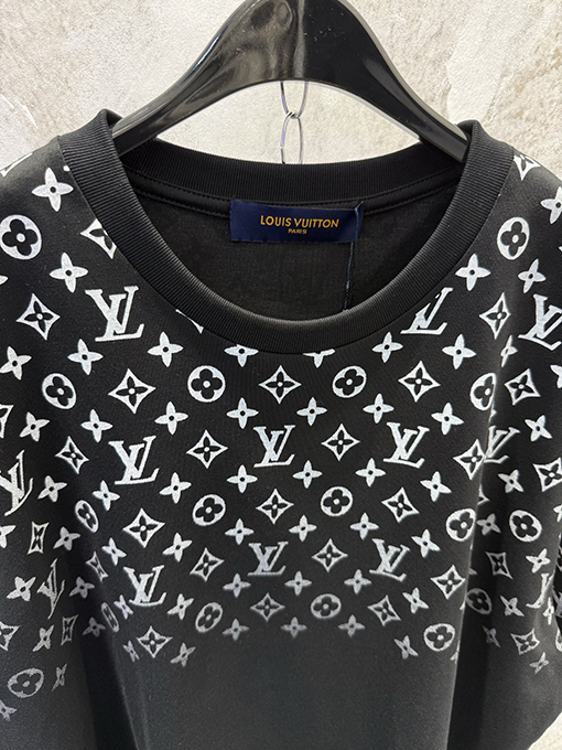 ルイヴィトン クラシックなグラデーションモノグラムロゴの半袖Tシャツ