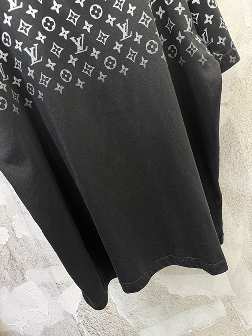 ルイヴィトン クラシックなグラデーションモノグラムロゴの半袖Tシャツ