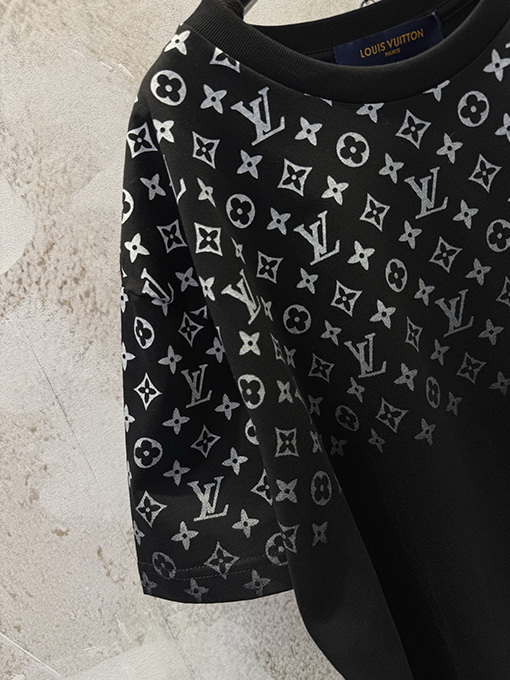 ルイヴィトン クラシックなグラデーションモノグラムロゴの半袖Tシャツ