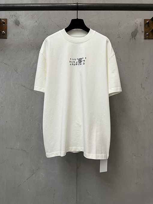 マルタン マルジェラスーパーコピー カレンダーロゴの文字がずれた半袖Tシャツ