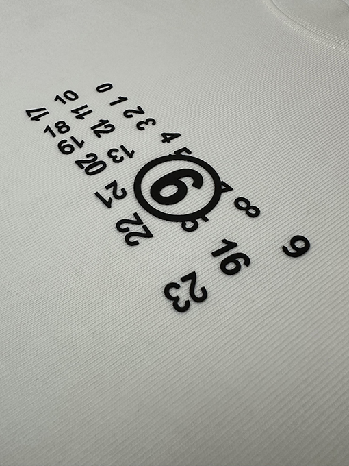マルタン マルジェラスーパーコピー カレンダーロゴの文字がずれた半袖Tシャツ