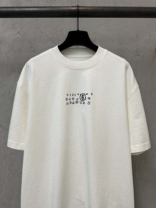 マルタン マルジェラスーパーコピー カレンダーロゴの文字がずれた半袖Tシャツ