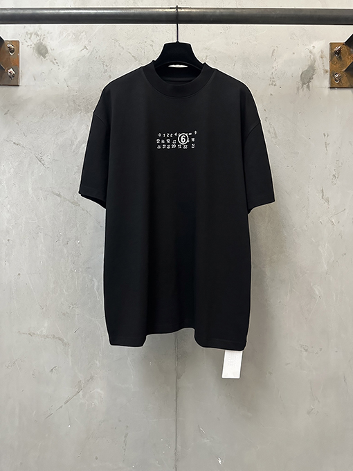 マルタン マルジェラスーパーコピー カレンダーロゴの文字がずれた半袖Tシャツ