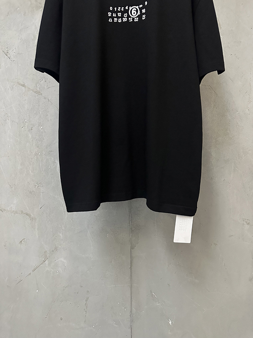 マルタン マルジェラスーパーコピー カレンダーロゴの文字がずれた半袖Tシャツ