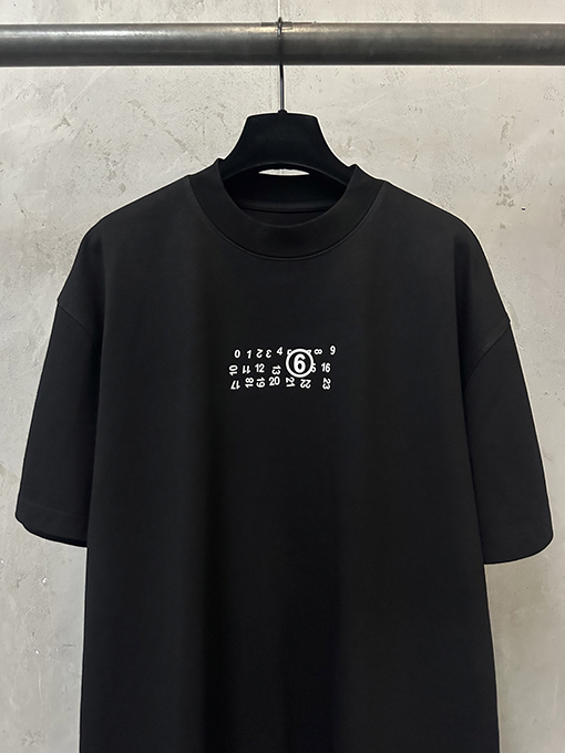 マルタン マルジェラスーパーコピー カレンダーロゴの文字がずれた半袖Tシャツ