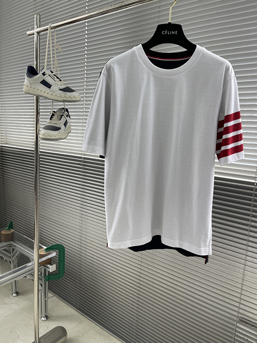 トムブラウンスーパーコピー 赤色の4本ストライプのカラーブロッククルーネック半袖Tシャツ