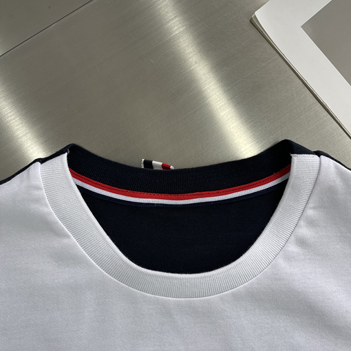 トムブラウンスーパーコピー 赤色の4本ストライプのカラーブロッククルーネック半袖Tシャツ