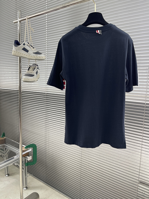 トムブラウンスーパーコピー 赤色の4本ストライプのカラーブロッククルーネック半袖Tシャツ