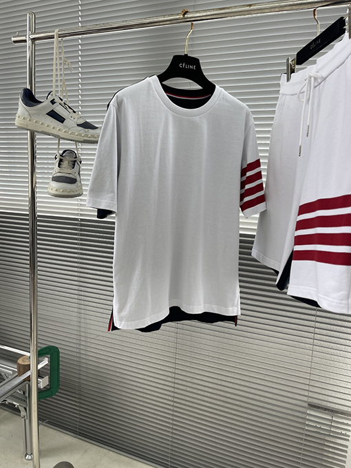 トムブラウンスーパーコピー 赤色の4本ストライプのカラーブロッククルーネック半袖Tシャツ