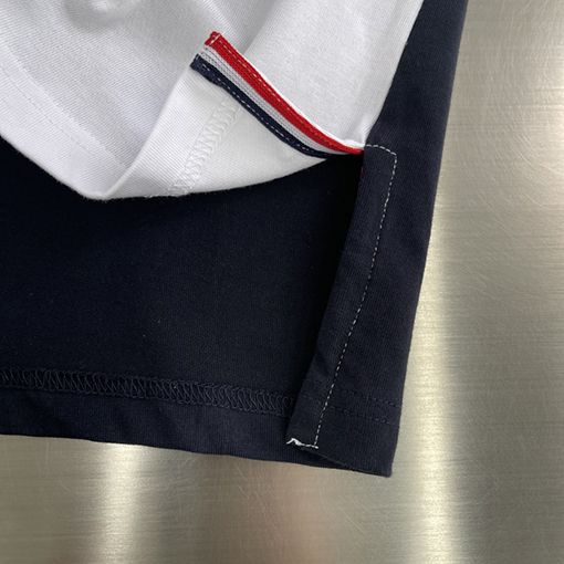 トムブラウンスーパーコピー 赤色の4本ストライプのカラーブロッククルーネック半袖Tシャツ