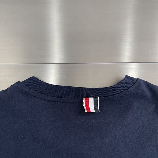 トムブラウンスーパーコピー 赤色の4本ストライプのカラーブロッククルーネック半袖Tシャツ