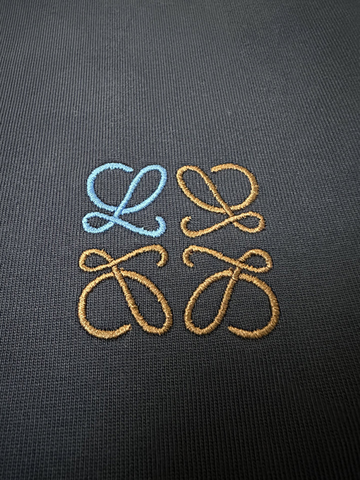 ロエベスーパーコピー クラシックなロゴ刺繍入り半袖Tシャツ
