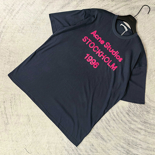 アクネストゥディオズコピー Acne Studios 1996 クラシックロゴ入りフロッキー半袖Tシャツ