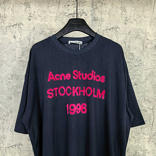 アクネストゥディオズコピー Acne Studios 1996 クラシックロゴ入りフロッキー半袖Tシャツ