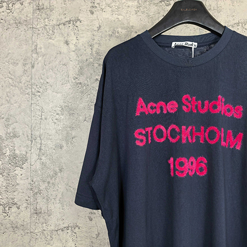 アクネストゥディオズコピー Acne Studios 1996 クラシックロゴ入りフロッキー半袖Tシャツ