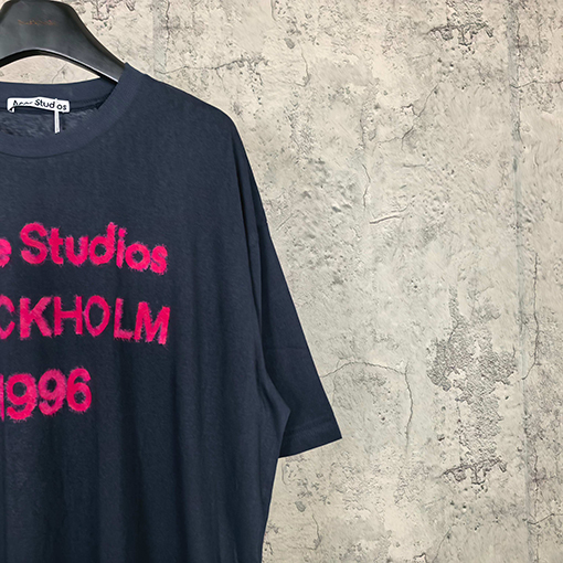 アクネストゥディオズコピー Acne Studios 1996 クラシックロゴ入りフロッキー半袖Tシャツ