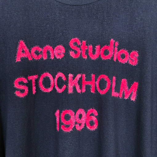 アクネストゥディオズコピー Acne Studios 1996 クラシックロゴ入りフロッキー半袖Tシャツ