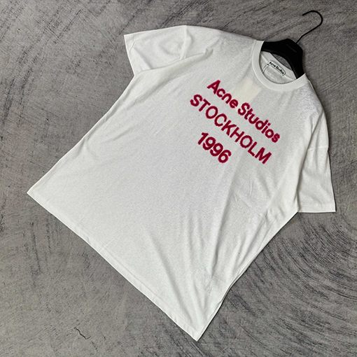 アクネストゥディオズコピー Acne Studios 1996 クラシックロゴ入りフロッキー半袖Tシャツ