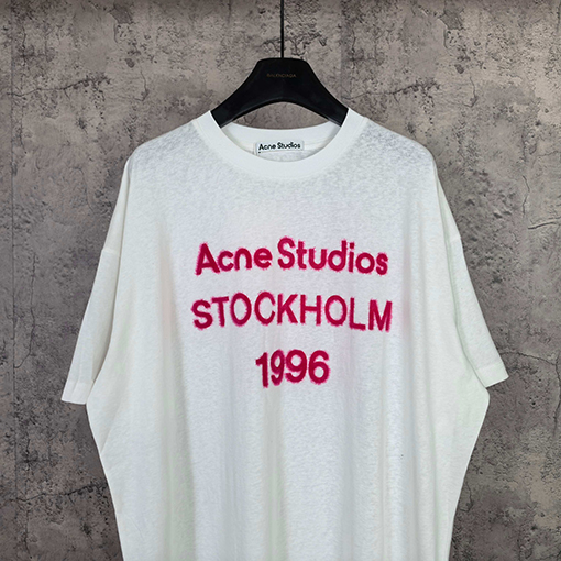 アクネストゥディオズコピー Acne Studios 1996 クラシックロゴ入りフロッキー半袖Tシャツ