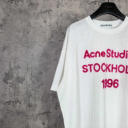アクネストゥディオズコピー Acne Studios 1996 クラシックロゴ入りフロッキー半袖Tシャツ
