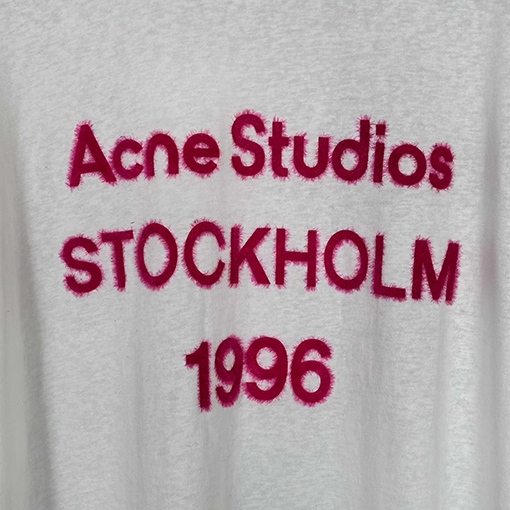 アクネストゥディオズコピー Acne Studios 1996 クラシックロゴ入りフロッキー半袖Tシャツ