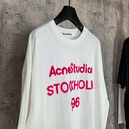 アクネストゥディオズコピー Acne Studios 1996 クラシックロゴ入りフロッキー半袖Tシャツ